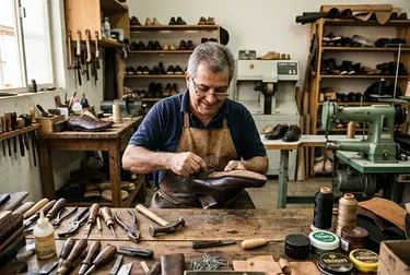 Sapateiro reformando um sapato social em seu espaço de trabalho em Ourinhos.
